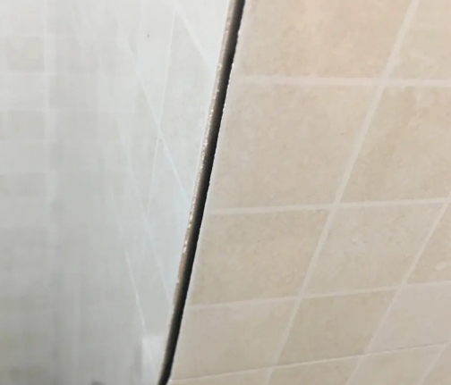 个旧瓷砖空鼓维修公司分享阳台瓷砖脱落的修复过程可以分为以下几个步骤