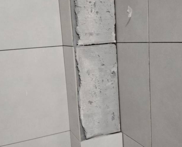 个旧瓷砖空鼓维修公司分享下瓷砖施工前基层浇水润湿程度不足，可能导致以下问题