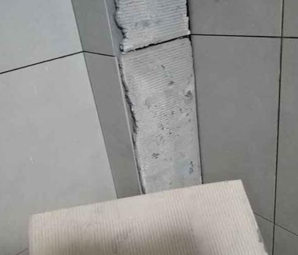 个旧瓷砖空鼓维修公司分享下厨房瓷砖脱落的补救措施。